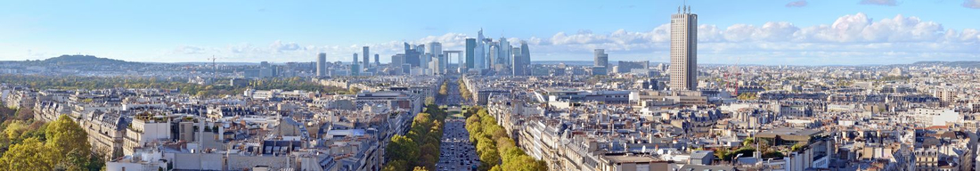 Panoramablick auf Stadtteil La Défense in Paris von der Avenue de la Grande Armee